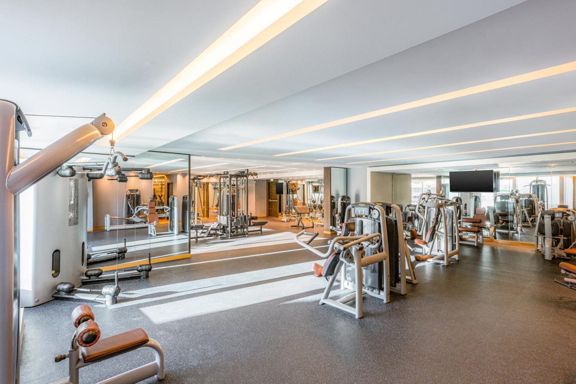 Four Points By Sheraton Al Ain Eksteriør bilde The gym at the hotel