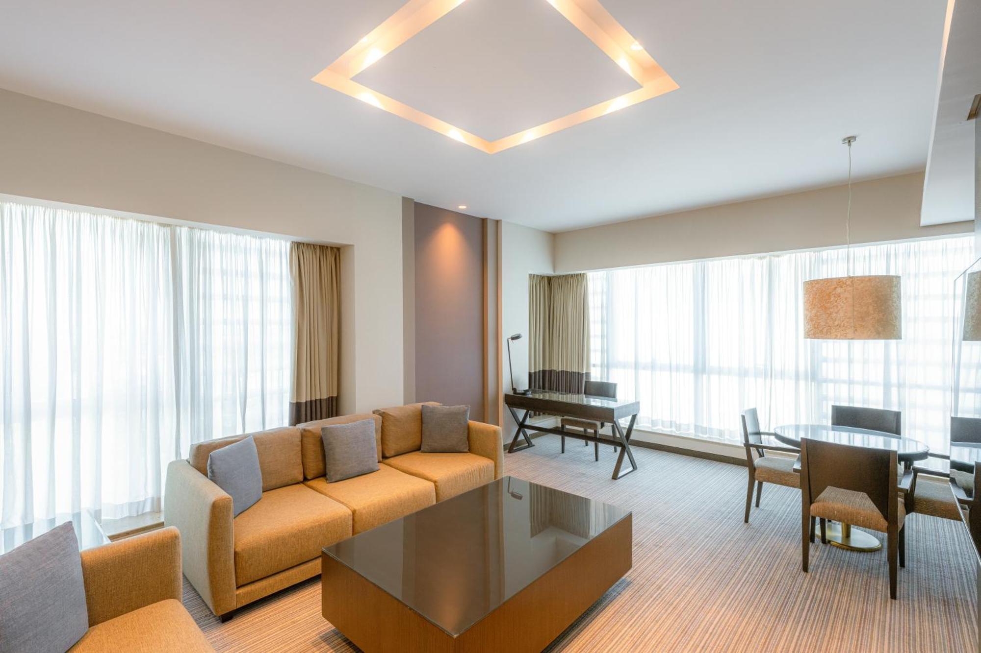 Four Points By Sheraton Al Ain Eksteriør bilde A suite at the hotel