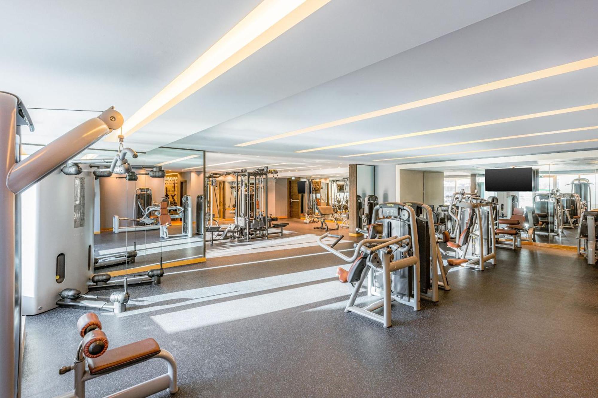 Four Points By Sheraton Al Ain Eksteriør bilde The gym at the hotel
