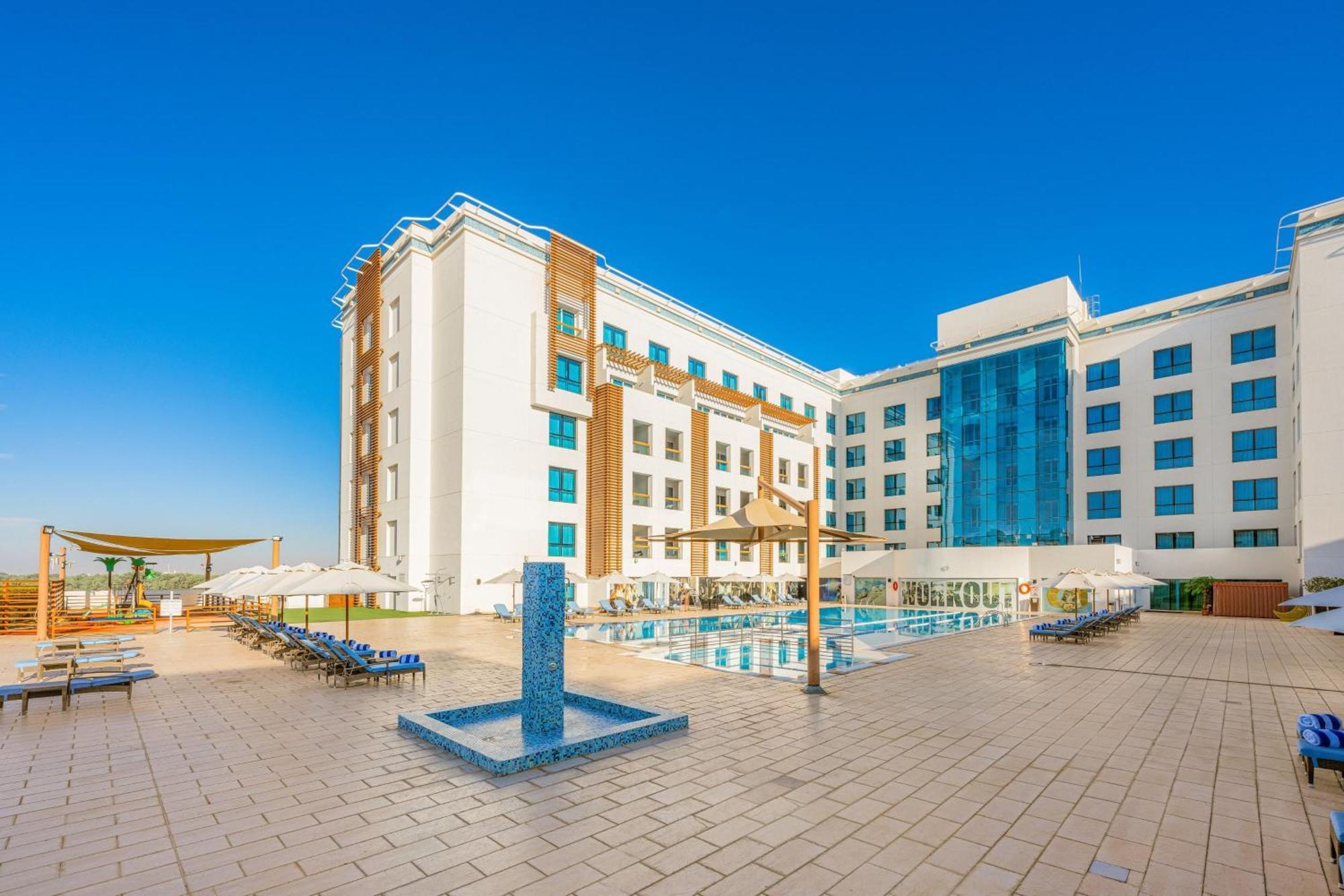 Four Points By Sheraton Al Ain Eksteriør bilde The hotel's swimming pool