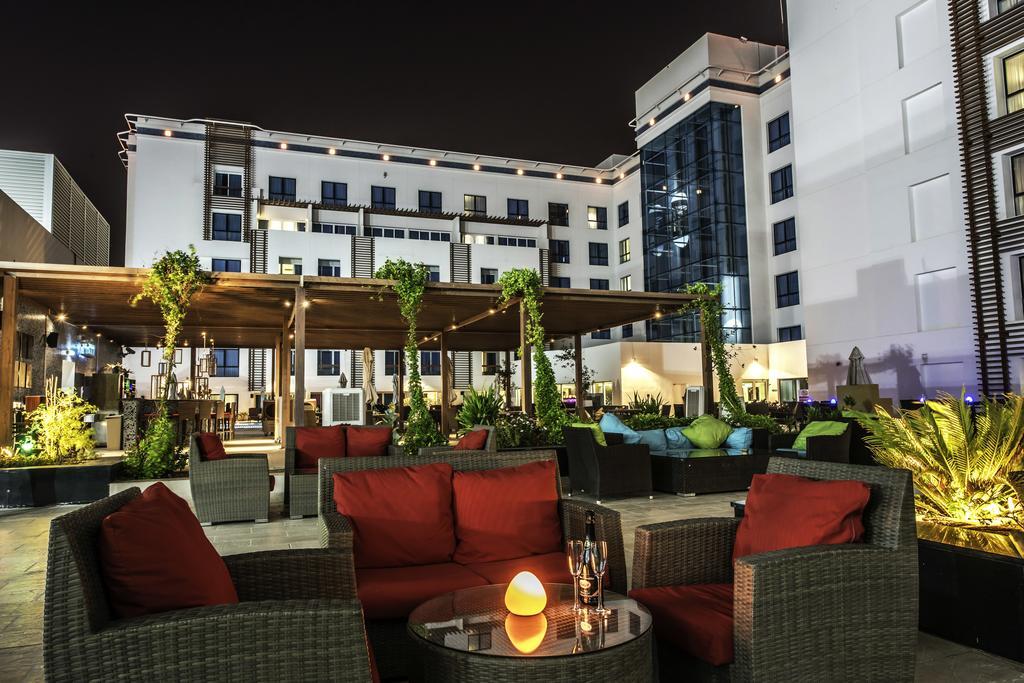 Four Points By Sheraton Al Ain Eksteriør bilde The hotel's rooftop lounge